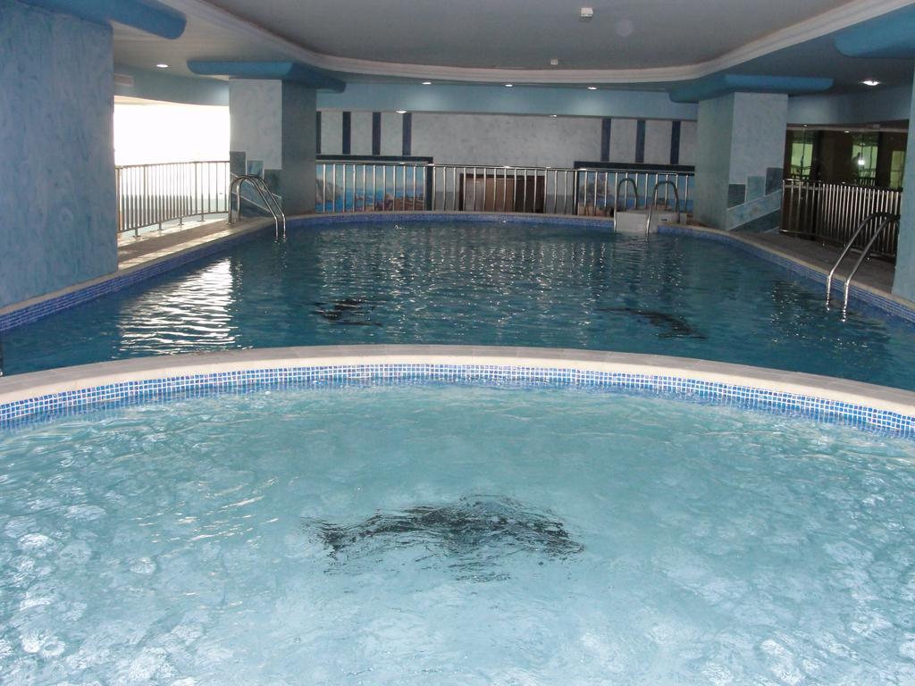 שארג'ה Al Bustan Tower Hotel Suites מראה חיצוני תמונה