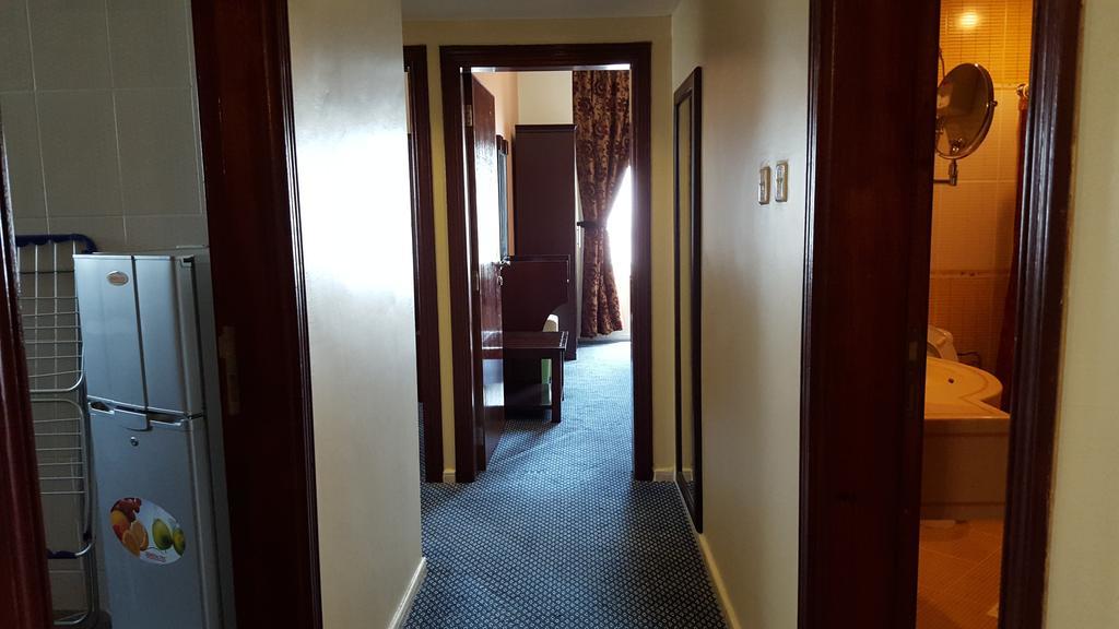 שארג'ה Al Bustan Tower Hotel Suites מראה חיצוני תמונה