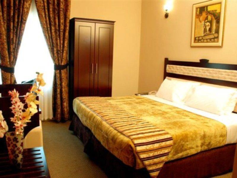 שארג'ה Al Bustan Tower Hotel Suites מראה חיצוני תמונה