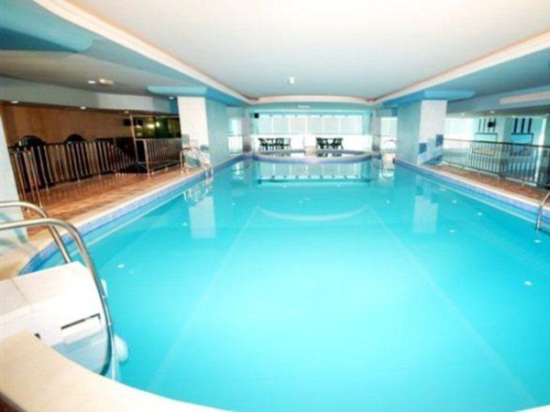 שארג'ה Al Bustan Tower Hotel Suites מראה חיצוני תמונה