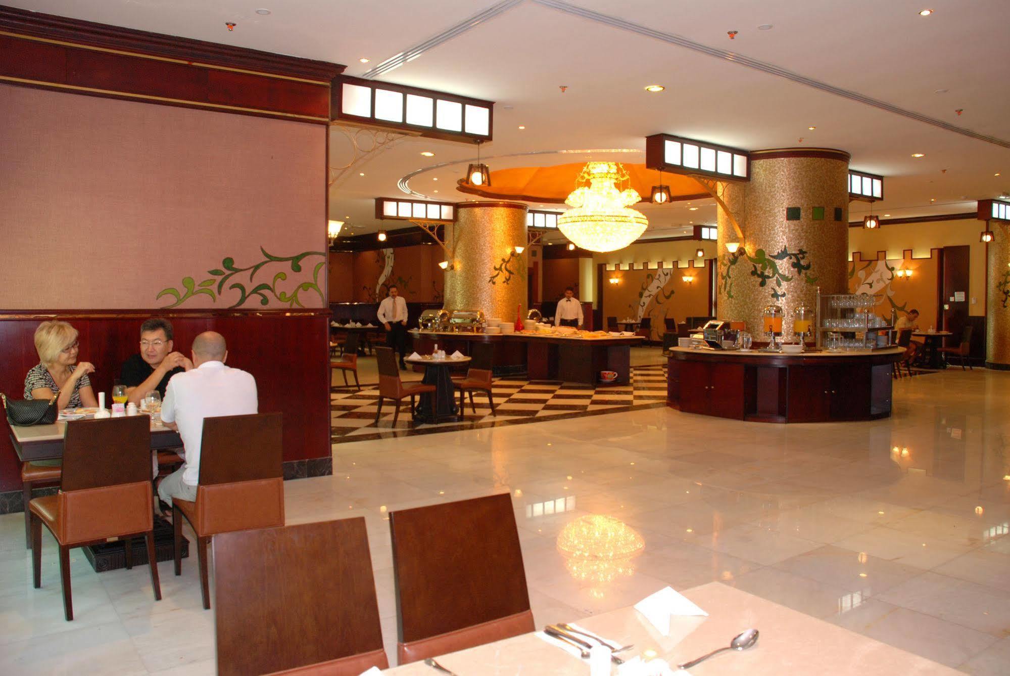 שארג'ה Al Bustan Tower Hotel Suites מראה חיצוני תמונה