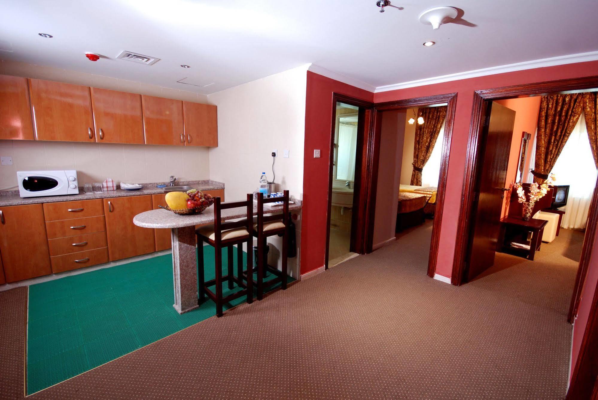 שארג'ה Al Bustan Tower Hotel Suites מראה חיצוני תמונה