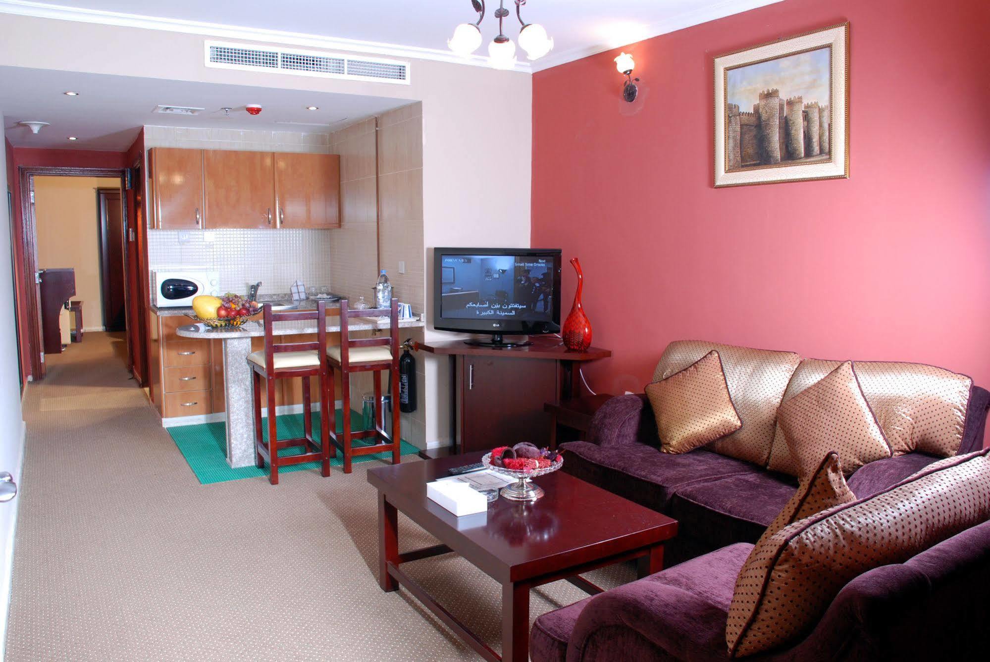 שארג'ה Al Bustan Tower Hotel Suites מראה חיצוני תמונה