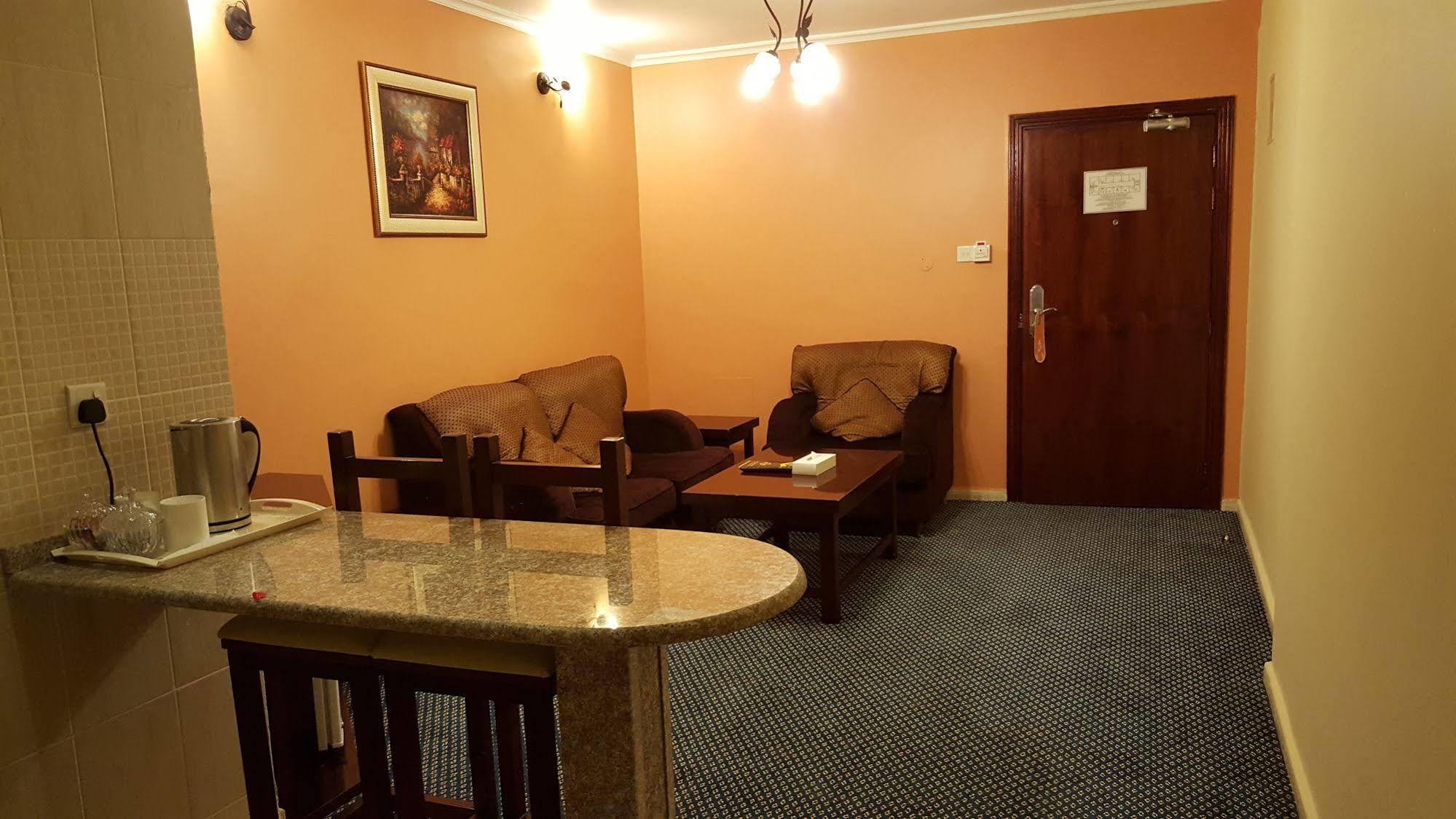 שארג'ה Al Bustan Tower Hotel Suites מראה חיצוני תמונה