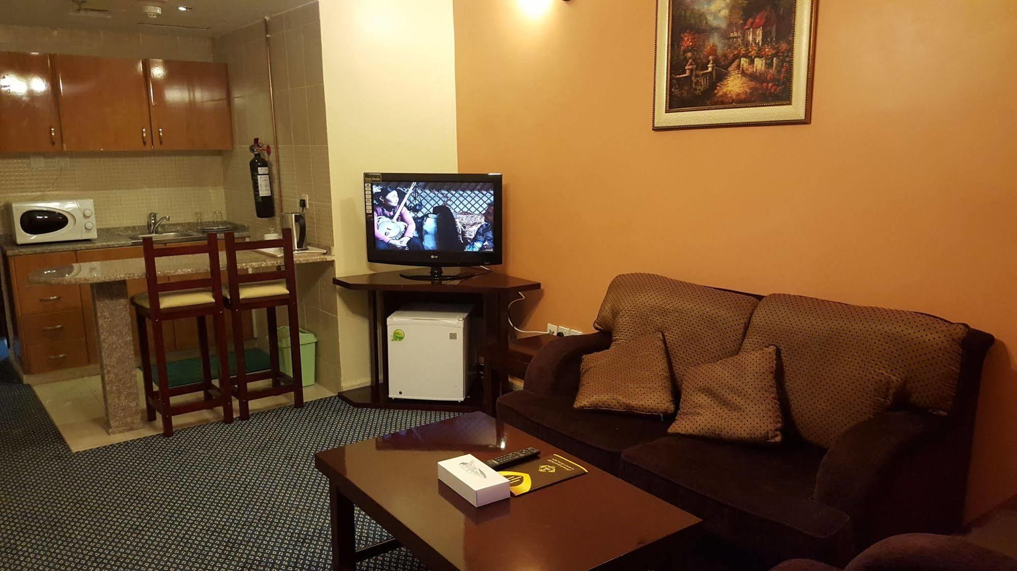 שארג'ה Al Bustan Tower Hotel Suites מראה חיצוני תמונה