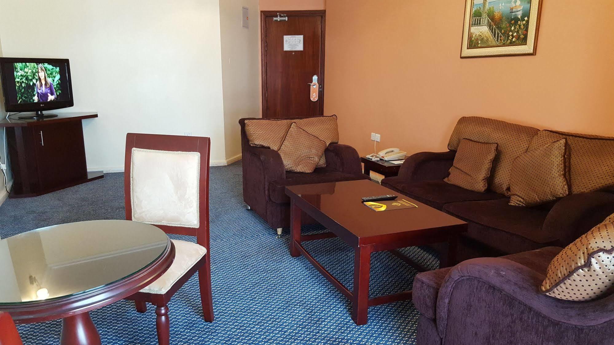 שארג'ה Al Bustan Tower Hotel Suites מראה חיצוני תמונה