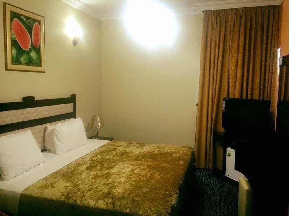 שארג'ה Al Bustan Tower Hotel Suites מראה חיצוני תמונה