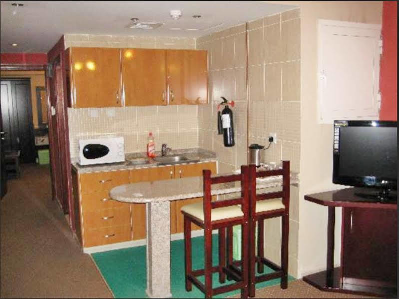שארג'ה Al Bustan Tower Hotel Suites מראה חיצוני תמונה