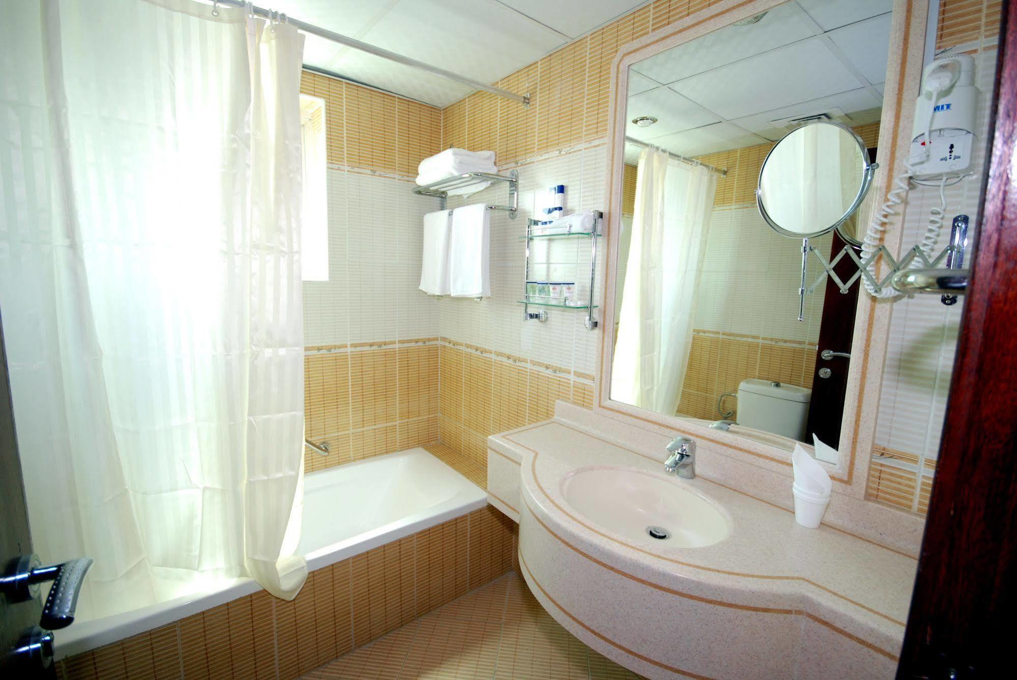 שארג'ה Al Bustan Tower Hotel Suites מראה חיצוני תמונה