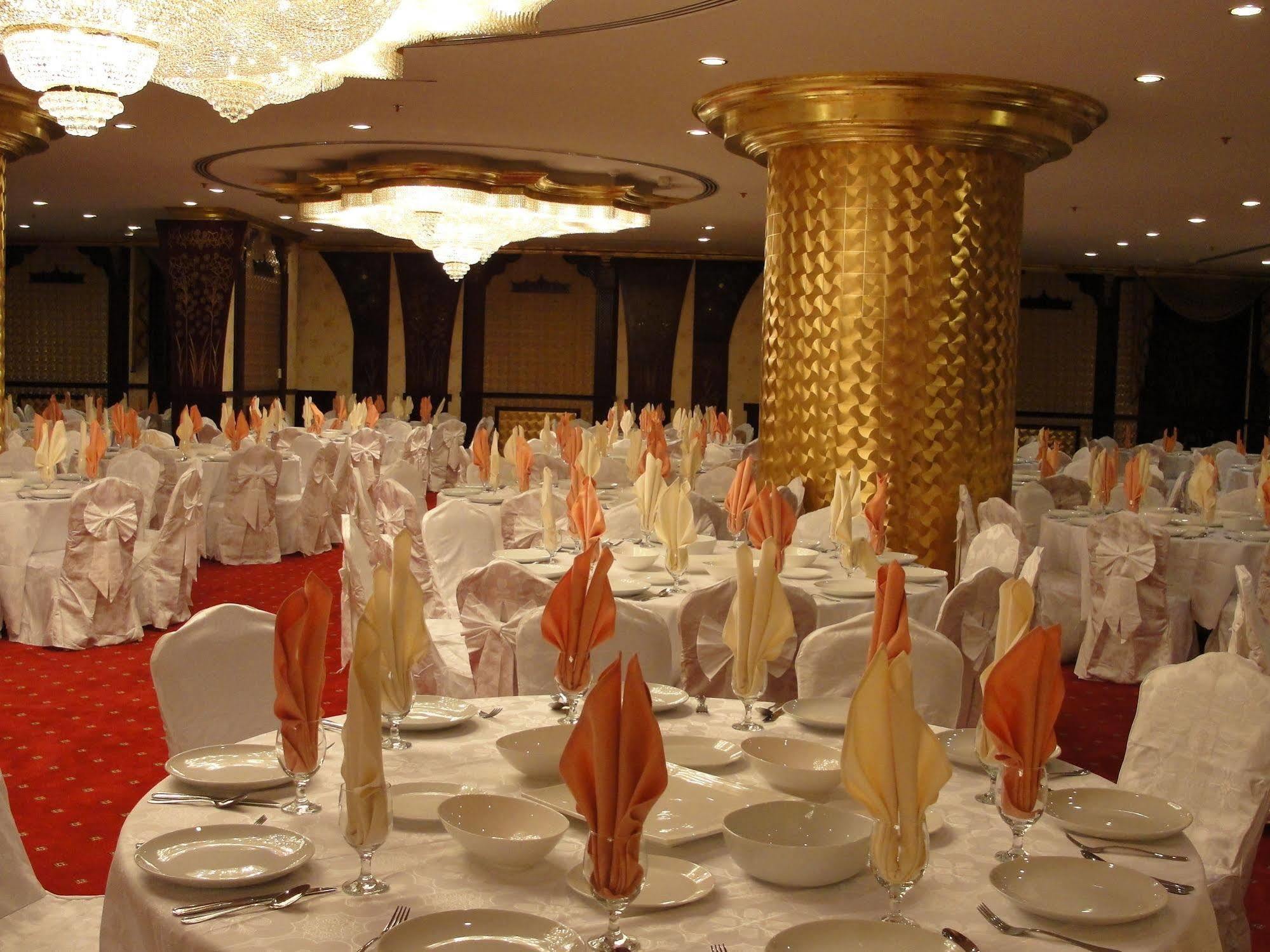 שארג'ה Al Bustan Tower Hotel Suites מראה חיצוני תמונה