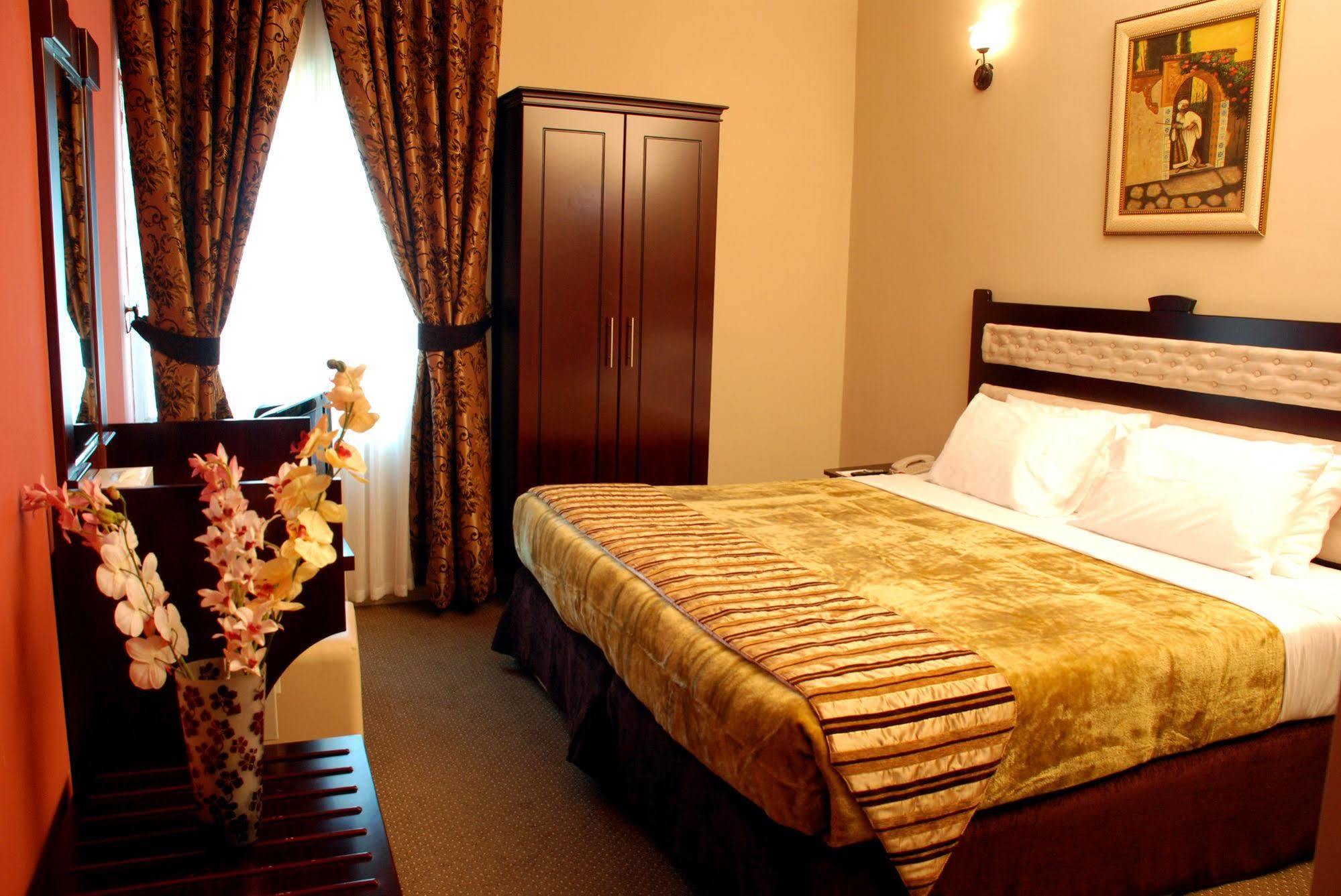שארג'ה Al Bustan Tower Hotel Suites מראה חיצוני תמונה