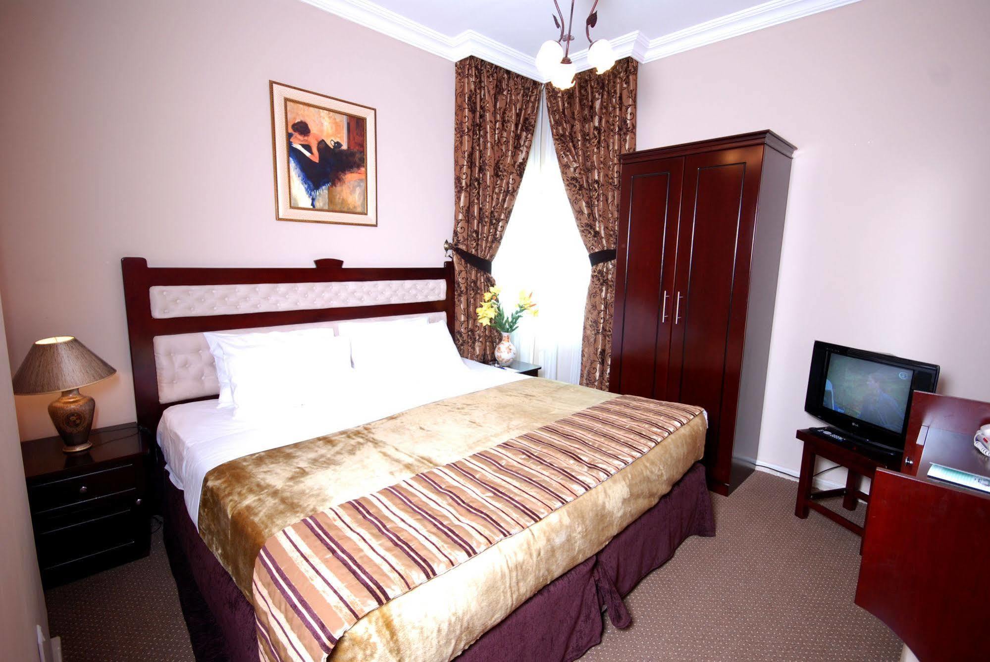 שארג'ה Al Bustan Tower Hotel Suites מראה חיצוני תמונה