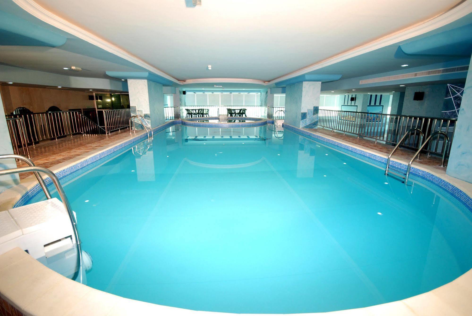 שארג'ה Al Bustan Tower Hotel Suites מראה חיצוני תמונה