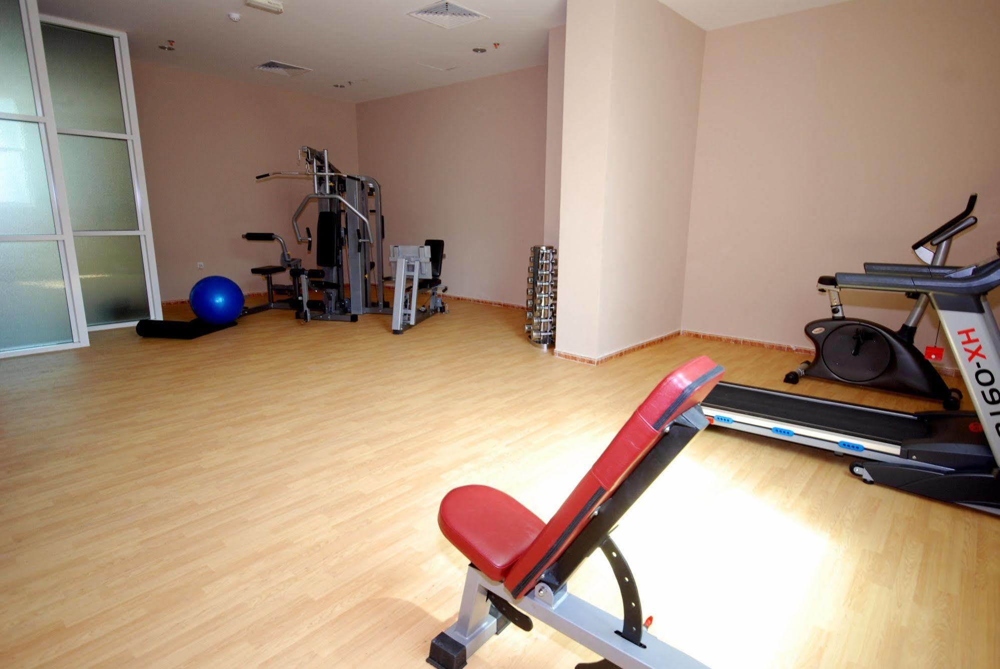 שארג'ה Al Bustan Tower Hotel Suites מראה חיצוני תמונה