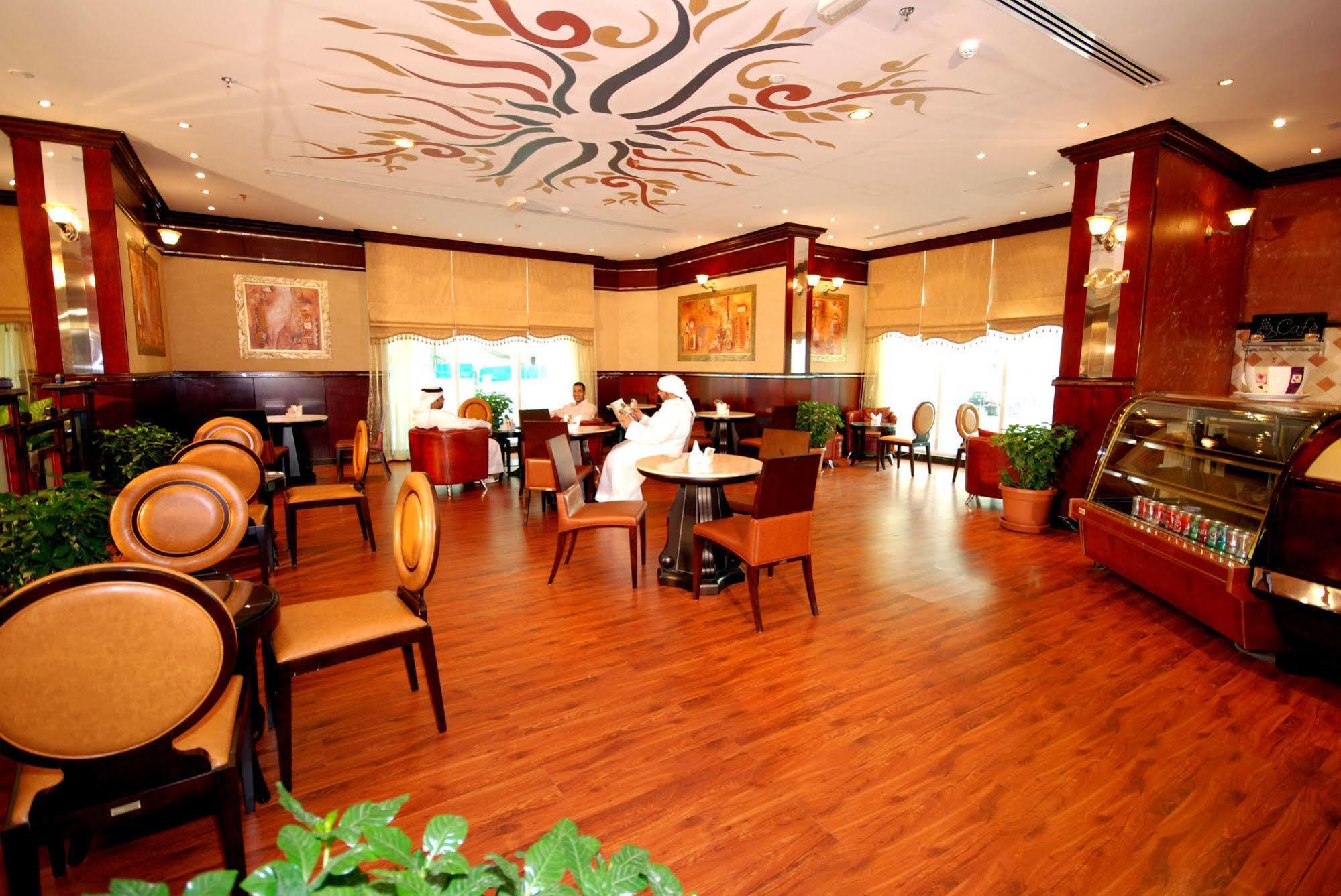 שארג'ה Al Bustan Tower Hotel Suites מראה חיצוני תמונה