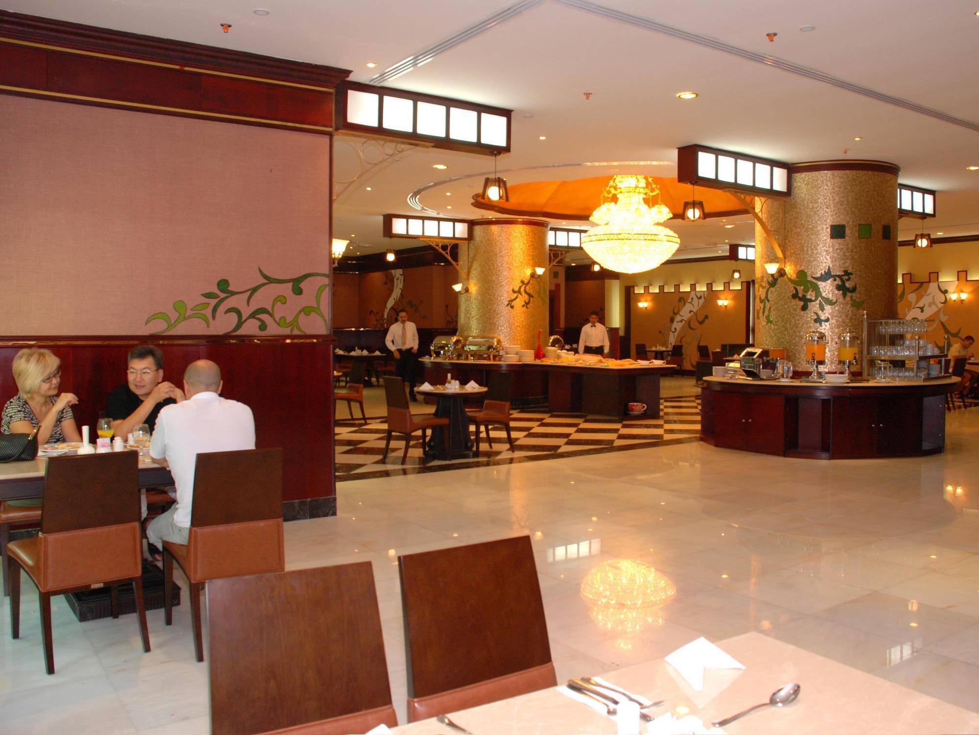 שארג'ה Al Bustan Tower Hotel Suites מראה חיצוני תמונה